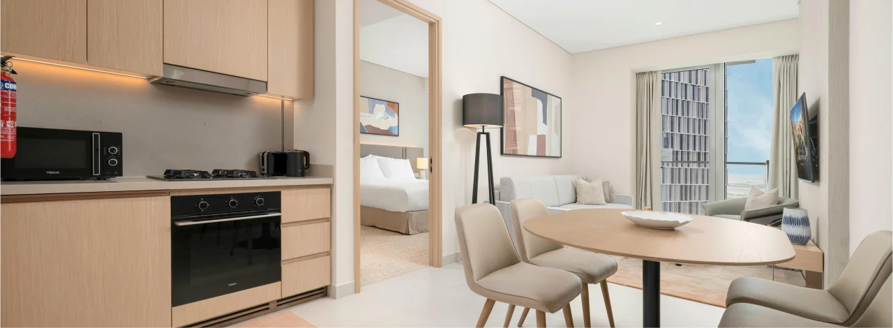 Diseño integral de muebles de melamina para departamentos modernos: cocina con muebles altos y bajos, sala y comedor fabricados por Decora360 en Lima