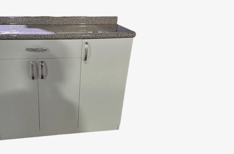 Mueble de cocina bajo de melamina blanca con tablero de granito gris de Decora360.